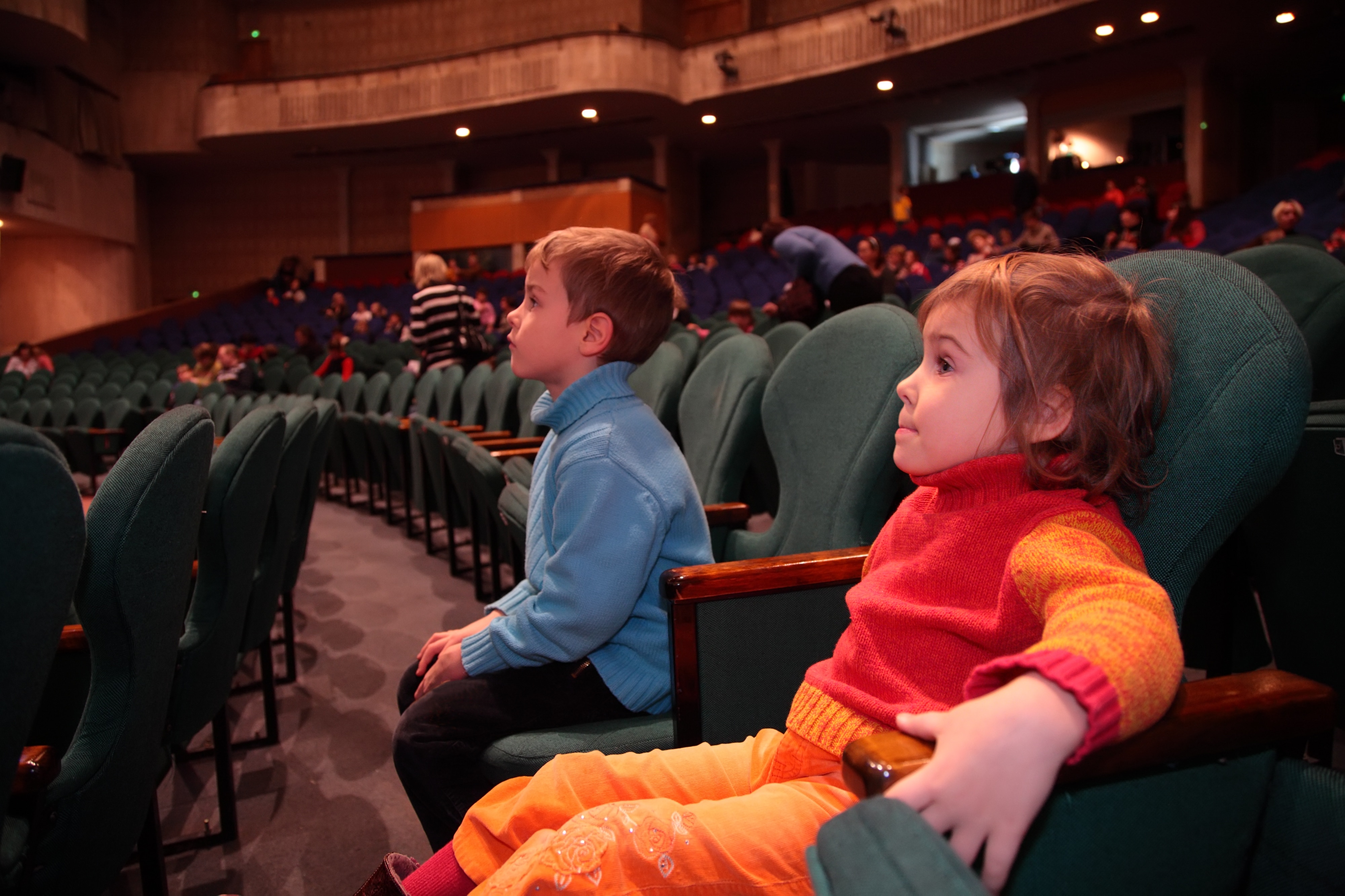 Children and theater. Театр для детей. Дети зрители в театре. Сидят в театре. Подростки в театре зрители.