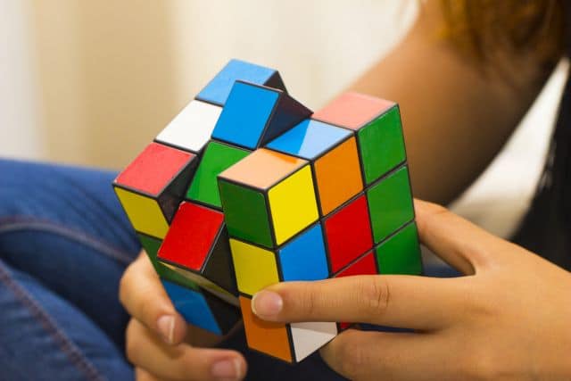 Rubik kocka és az Ember, aki mögötte van 3