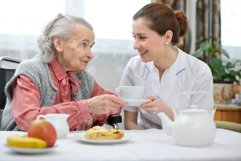 Képleírás a nyelvvizsgán: Caring for the elderly (alap- és középfok hanganyaggal)