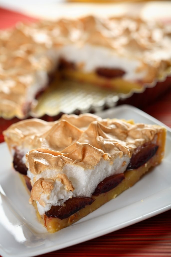 Low-calorie meringue plum pie 3